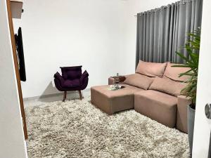 Posezení v ubytování Acolhedora casa de 03 quartos