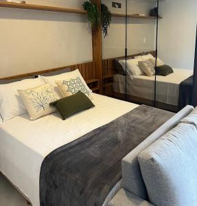 Uma cama ou camas num quarto em Conforto e sofisticação studio 1104, centro de JF