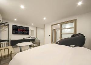 木浦的住宿－Rium Hotel，客厅配有床和桌椅