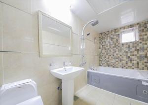 木浦的住宿－Rium Hotel，一间带水槽、浴缸和卫生间的浴室