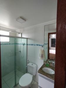 La salle de bains est pourvue de toilettes, d'une douche et d'un lavabo. dans l'établissement Cobertura Duplex Na Praia Dos Milionários, à Ilhéus