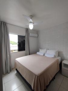 um quarto com uma cama grande e uma janela em Cobertura Duplex Na Praia Dos Milionários em Ilhéus