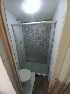 a small bathroom with a shower with a toilet at Condomínio da Barra - Chalé 6B in Tamandaré