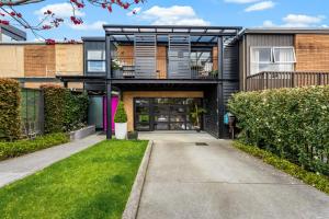 una casa moderna con facciata nera di Gorgeous Herne Bay Pied Terre - Auckland Central ad Auckland