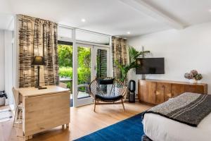 una camera con letto, scrivania e sedia di Gorgeous Herne Bay Pied Terre - Auckland Central ad Auckland