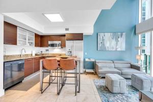 Kuchyň nebo kuchyňský kout v ubytování *Spacious 2BR Loft Brickell W/Stunning Views*