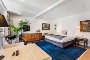 una camera con letto king-size e tavolo di Gorgeous Herne Bay Pied Terre - Auckland Central ad Auckland