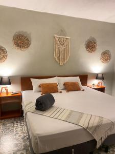 - une chambre avec 2 lits, 2 tables et 2 lampes dans l'établissement CASA VICTORIA, à Chichén Itzá