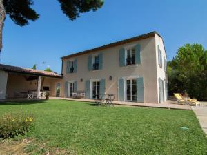 an external view of a house with a yard at Villa Bastide d Or in Campagnan