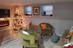 un soggiorno con albero di Natale, divano e sedie di Lovely 2 bedroom unit in private home a University Heights
