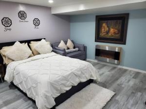 una camera con un grande letto e una TV di Lovely 2 bedroom unit in private home a University Heights