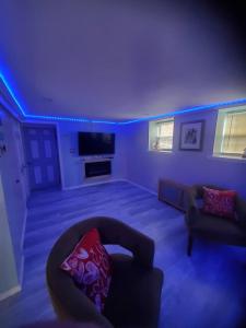 soggiorno con luci blu di Lovely 2 bedroom unit in private home a University Heights