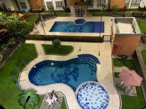 einen Blick über einen Pool im Hof in der Unterkunft Apartamento Santafe cartago V in Marinita