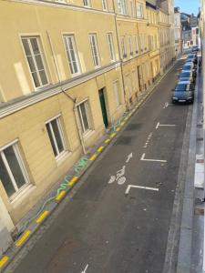 une rue vide avec des voitures garées sur le côté d'un bâtiment dans l'établissement Le Saint-André, Gare de Rouen, à Rouen