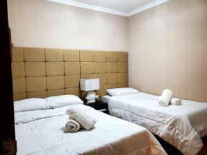 ein Zimmer mit 2 Betten und Handtüchern darauf in der Unterkunft Kaias Transient & Condotels - 539 Albergo in Baguio City