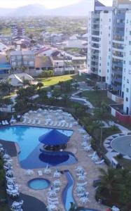 - une vue aérienne sur un complexe avec une piscine dans l'établissement Uma Ilha no Ilhas do Caribe Resort, à Matinhos