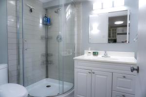 une salle de bain avec douche, lavabo et toilettes dans l'établissement Free Parking - Great 1BR near Henri Bourassa Metro, à Montréal