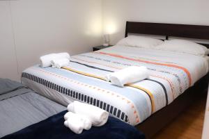 une chambre avec un grand lit avec des serviettes dessus dans l'établissement Free Parking - Great 1BR near Henri Bourassa Metro, à Montréal