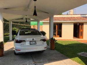 un coche blanco estacionado frente a una casa en Casa Brisa en Burgos Cuernavaca, en Temixco