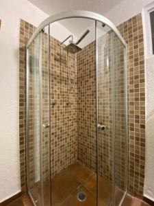 y baño con ducha y puerta de cristal. en Casa Brisa en Burgos Cuernavaca, en Temixco