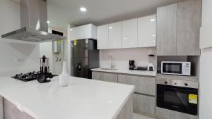 een keuken met een wit aanrecht en een magnetron bij Lujoso Apto 2 habitaciones Chico Comfort in Bogota