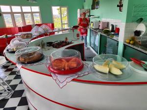 uma cozinha com um balcão com pratos de comida em Pirâmide Quéops, Vila Mágica em Bueno Brandão