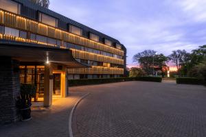 un edificio con un parcheggio antistante di The George a Christchurch
