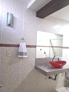 a bathroom with a sink and a red bowl on a counter at Excelente casa a 3km do centro de Itabira in Itabira