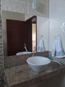 a bathroom with a large white bowl sink on a counter at Excelente casa a 3km do centro de Itabira in Itabira