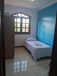 a bedroom with a bed and a window at Excelente casa a 3km do centro de Itabira in Itabira