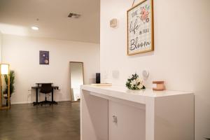 Una habitación con un mostrador blanco con flores. en Huge luxury loft for enjoying, en Los Ángeles