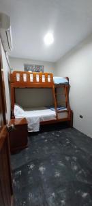 ein kleines Schlafzimmer mit zwei Etagenbetten darin in der Unterkunft La casita Azul - Río Mar - Iquitos in Iquitos