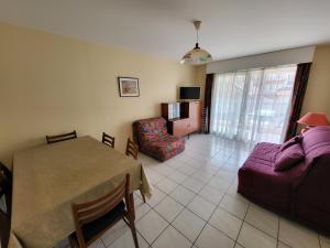 een woonkamer met een tafel en een bank bij Appartement Les Sables-d'Olonne, 2 pièces, 4 personnes - FR-1-92-575 in Les Sables-dʼOlonne