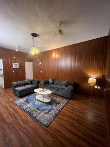- un salon avec un canapé et une table dans l'établissement Metro Nook, à Lucknow