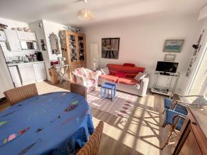 ein Wohnzimmer mit einem Tisch und einem Sofa in der Unterkunft Appartement Granville, 3 pièces, 4 personnes - FR-1-361-66 in Granville