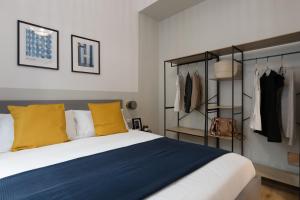1 dormitorio con 1 cama y perchero en Trieste Timeless 2-bedrooms flat, en Trieste