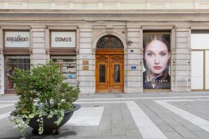 un edificio con un retrato de una mujer en la puerta en Trieste Timeless 2-bedrooms flat, en Trieste