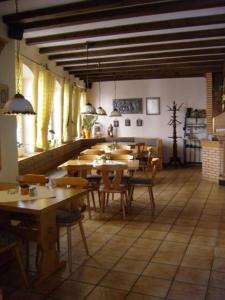 ein Restaurant mit Tischen und Stühlen in einem Zimmer in der Unterkunft Alte Winzerschenke in Bruttig-Fankel