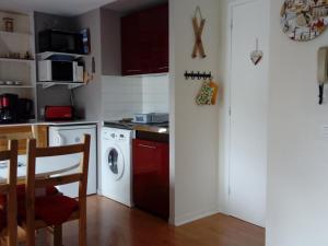 Кухня или мини-кухня в Appartement Mont-Dore, 2 pièces, 4 personnes - FR-1-415-63
