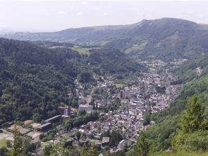 une vue aérienne sur une ville dans les montagnes dans l'établissement Appartement Mont-Dore, 3 pièces, 6 personnes - FR-1-415-69, à Le Mont-Dore