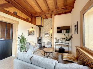 ein Wohnzimmer mit einem Sofa und einem Tisch in der Unterkunft Chalet Combloux, 5 pièces, 8 personnes - FR-1-560-32 in Combloux