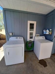 uma casa azul com duas máquinas de lavar em Lower River Retreat em Parker