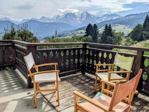 balcón con sillas y vistas a las montañas en Chalet Combloux, 6 pièces, 10 personnes - FR-1-560-88, en Combloux