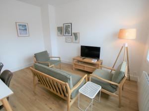 Televízia a/alebo spoločenská miestnosť v ubytovaní Maison Rénovée 200m du Centre et 350m Plage - Cour Fermée, 2 Chambres, Tout Équipé - FR-1-22-322