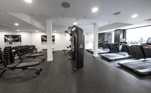 een fitnessruimte met rijen stoelen en loopbanden bij Huge luxury loft for enjoying in Los Angeles