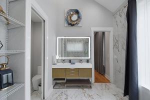 uma casa de banho com um lavatório e um espelho em 2475-Upscale Luxury-5BR Mini Mansion Oasis em Decatur