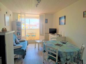 Televízia a/alebo spoločenská miestnosť v ubytovaní Appartement familial à 2 pas de la plage, balcon, parking & commerces proches - FR-1-652-25