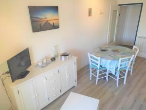 Televízia a/alebo spoločenská miestnosť v ubytovaní Appartement familial à 2 pas de la plage, balcon, parking & commerces proches - FR-1-652-25 + 10 fotografií