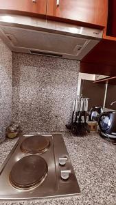 um balcão de cozinha com duas panelas no fogão em dpto pleno centro turístico de viña del mar em Viña del Mar