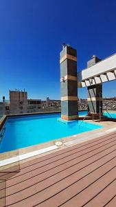 una piscina en la azotea de un edificio en dpto pleno centro turístico de viña del mar, en Viña del Mar